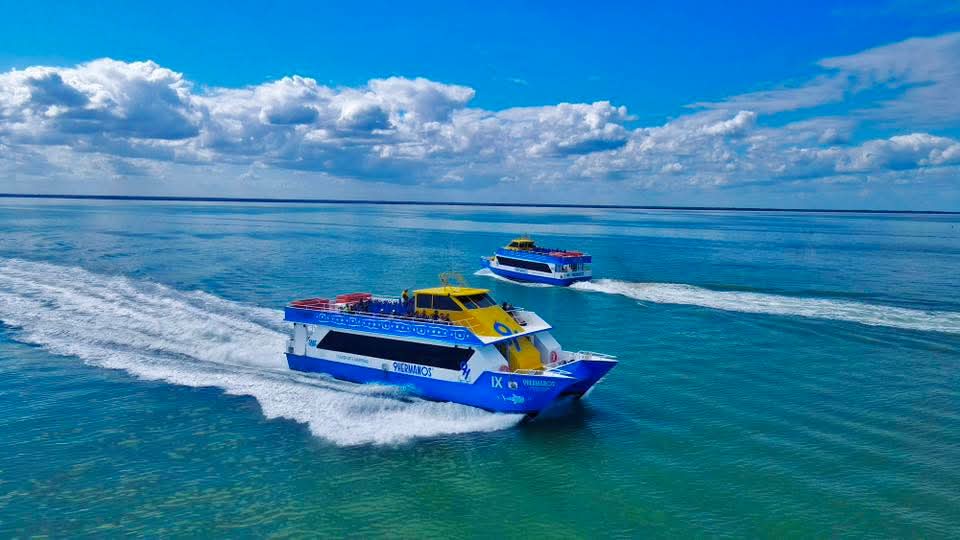 Ferry 9 Hermanos crossing to Holbox